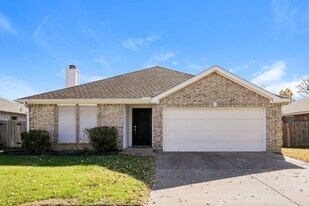 317 Helmsford Trail in Saginaw, TX - Building Photo