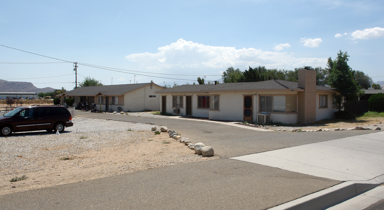 13525 Navajo Rd in Apple Valley, CA - Building Photo