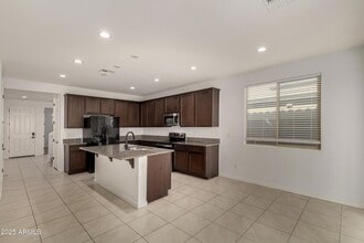 17995 W Hilton Ave, Unit B in Goodyear, AZ - Foto de edificio - Building Photo