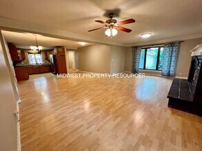 604 NE Applewood St in Lee's Summit, MO - Building Photo - Building Photo