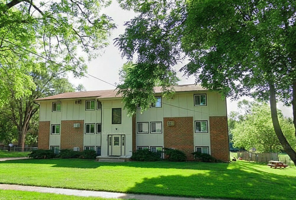 1645 NW 84th St in Clive, IA - Foto de edificio