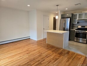 63 Juniper Rd in Port Washington, NY - Building Photo - Building Photo