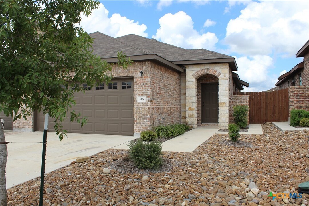 716 Creekside Cir in New Braunfels, TX - Foto de edificio