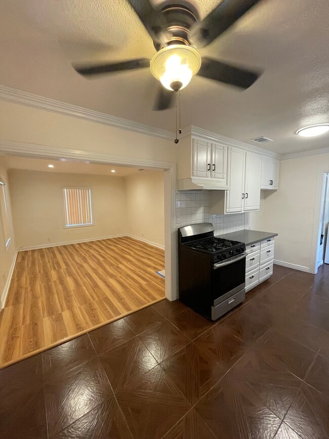 17238 Vanowen St in Van Nuys, CA - Building Photo - Building Photo