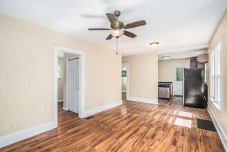 826 Washburn Ave in Kalamazoo, MI - Building Photo - Building Photo