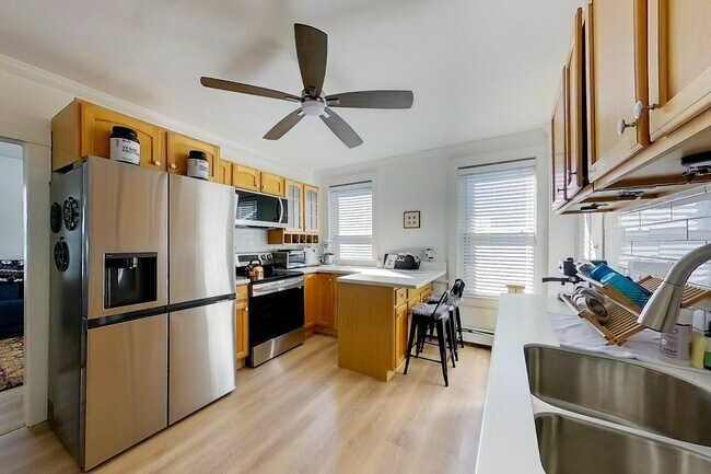 28 Hall Ave, Unit 1 in Newport, RI - Foto de edificio - Building Photo