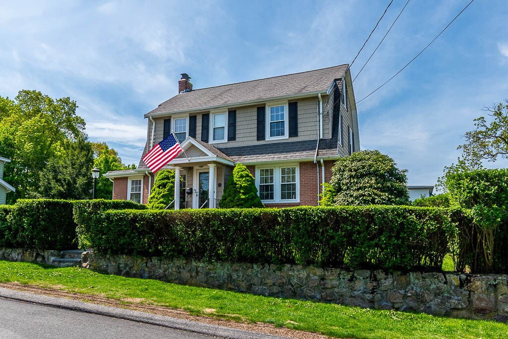 409 Mount Vernon St in Dedham, MA - Building Photo