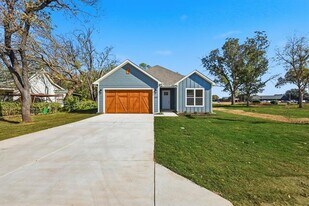 205 S Atwood St in Boyd, TX - Building Photo