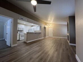 7570 W Flamingo Rd in Las Vegas, NV - Building Photo - Building Photo