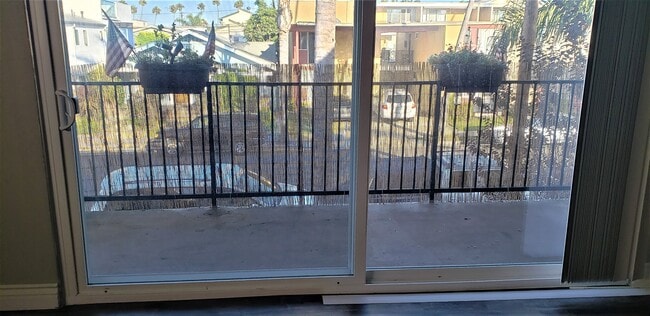 125 6th St, Unit 2 in Seal Beach, CA - Foto de edificio - Building Photo