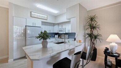 4140 Central Sarasota Pkwy in Sarasota, FL - Foto de edificio - Building Photo