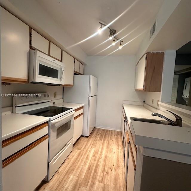 2667 NW 33rd St in Oakland Park, FL - Building Photo - Building Photo