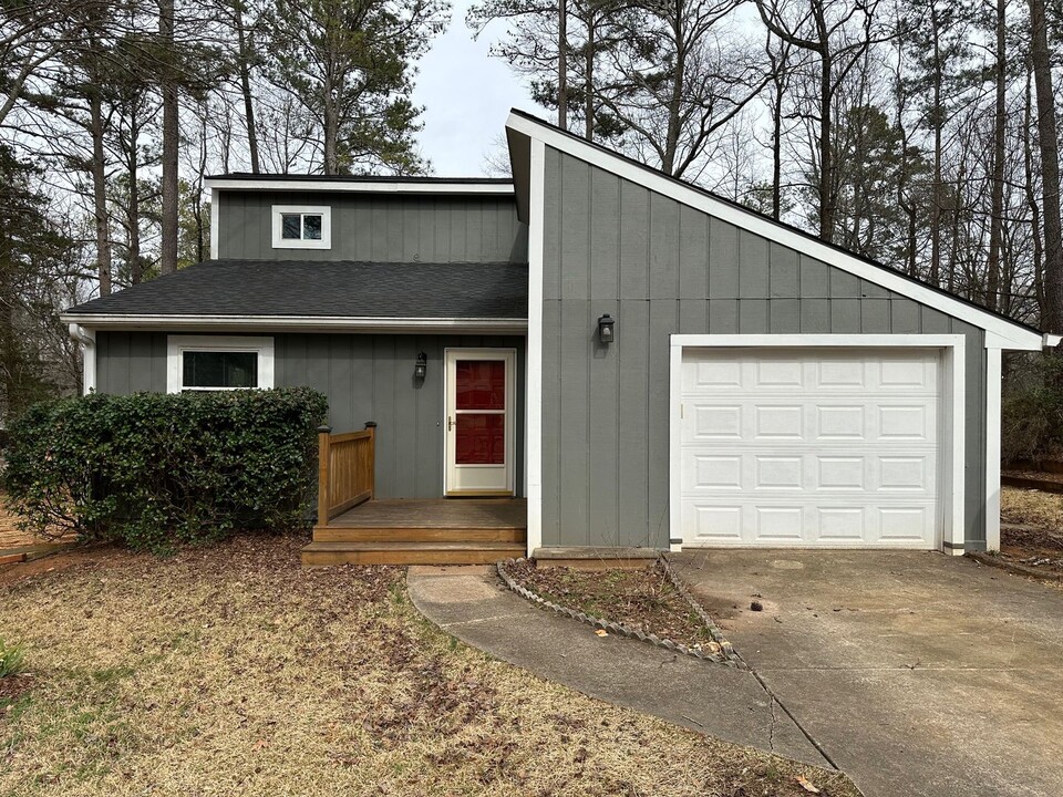 1100 Briarwood Trail in Watkinsville, GA - Building Photo