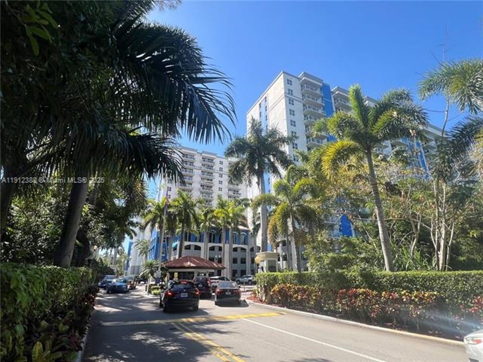 5077 NW 7th St in Miami, FL - Building Photo