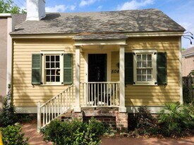 504 E Jones St in Savannah, GA - Building Photo