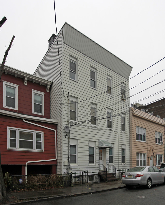 176 Hopkins Ave in Jersey City, NJ - Building Photo - Building Photo