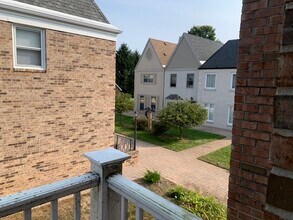 2213 Stonecroft Dr, Unit 2213 B in Grafton, WI - Building Photo - Building Photo