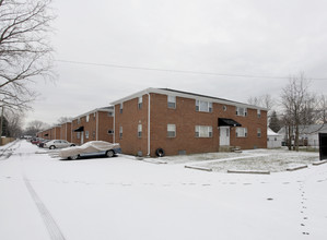 Fairglade Plaza Apartments in Columbus, OH - Building Photo - Building Photo