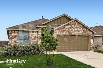 1212 Treehouse Ln in New Braunfels, TX - Foto de edificio - Building Photo