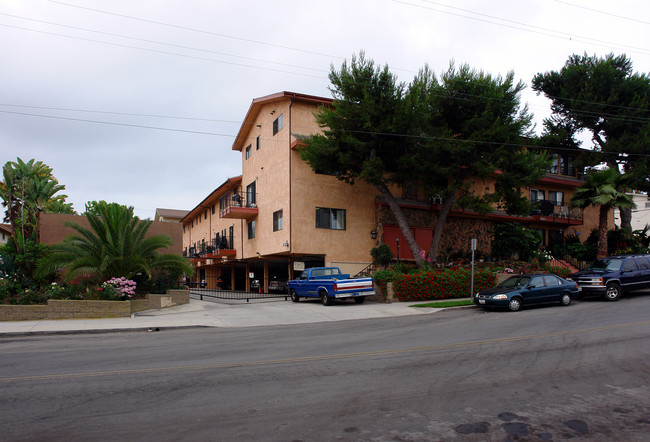 660 W Imperial Ave in El Segundo, CA - Foto de edificio - Building Photo