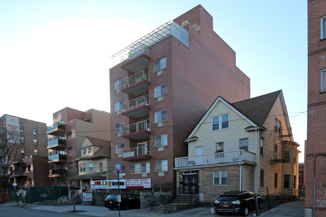 Grace Gardens in Flushing, NY - Building Photo