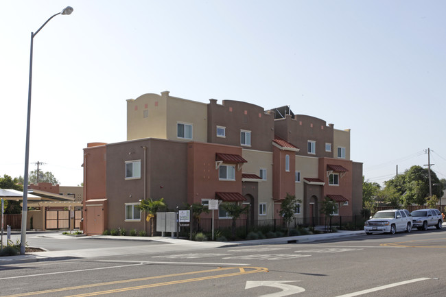 Gateway Palms in Hollister, CA - Building Photo - Building Photo