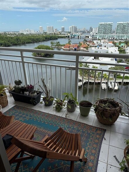 400 Kings Point Dr, Unit 1214 in Sunny Isles Beach, FL - Building Photo - Building Photo