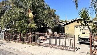 219 E 10th St in Merced, CA - Building Photo