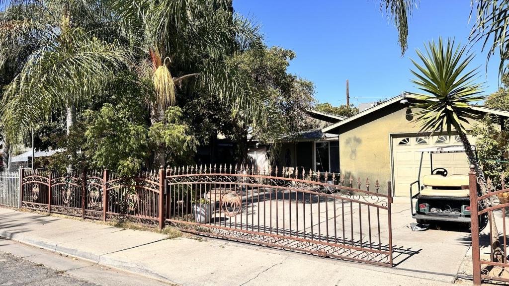 219 E 10th St in Merced, CA - Foto de edificio