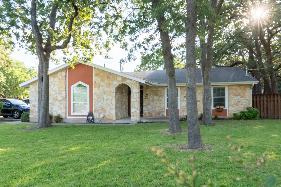 2107 Emerald Isle Dr in Leander, TX - Building Photo