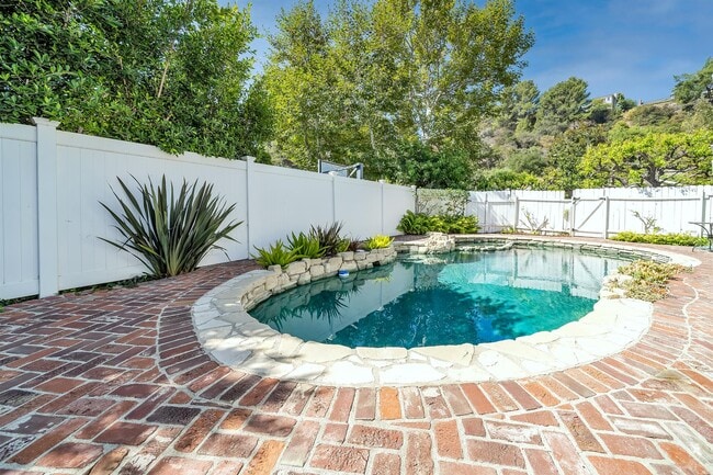 2324 Banyan Dr in Los Angeles, CA - Foto de edificio - Building Photo