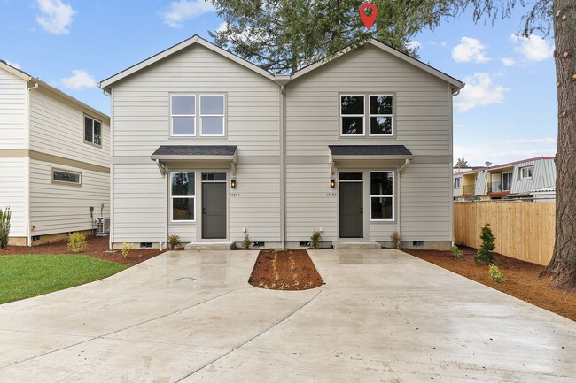 15893 SE Washington Ct in Portland, OR - Foto de edificio - Building Photo