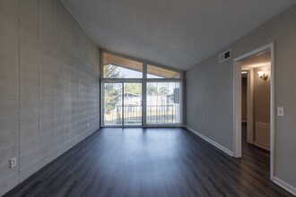 Landings at Parkview in Jacksonville, FL - Building Photo - Interior Photo