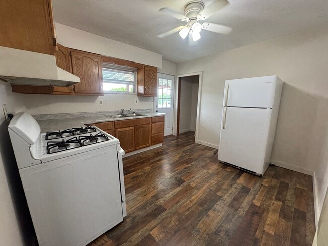 property at 3528 Roseland Ave