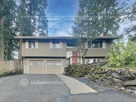 11002 Dean Ct SW in Tacoma, WA - Building Photo