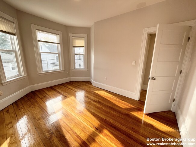 108 Buttonwood St, Unit #2 in Boston, MA - Foto de edificio - Building Photo