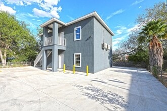 1215 Bustamante St, Unit 2 in Laredo, TX - Building Photo - Building Photo
