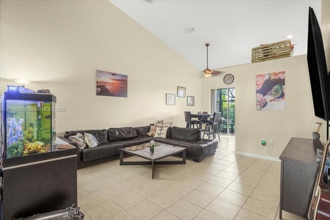 2400 E Aragon Blvd in Sunrise, FL - Building Photo - Building Photo