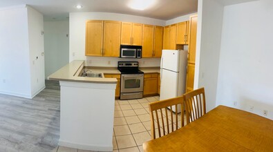 1505 Cadfel Ct, Unit 206 in Wilmington, NC - Foto de edificio - Building Photo