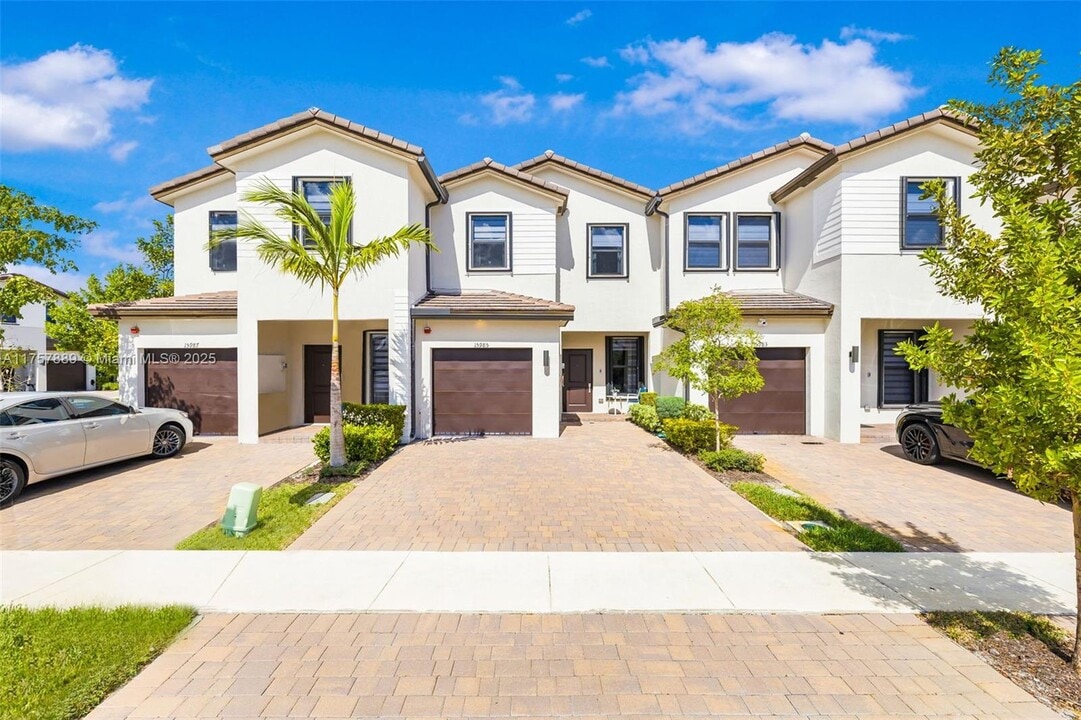 15985 SW 2nd Dr in Pembroke Pines, FL - Foto de edificio