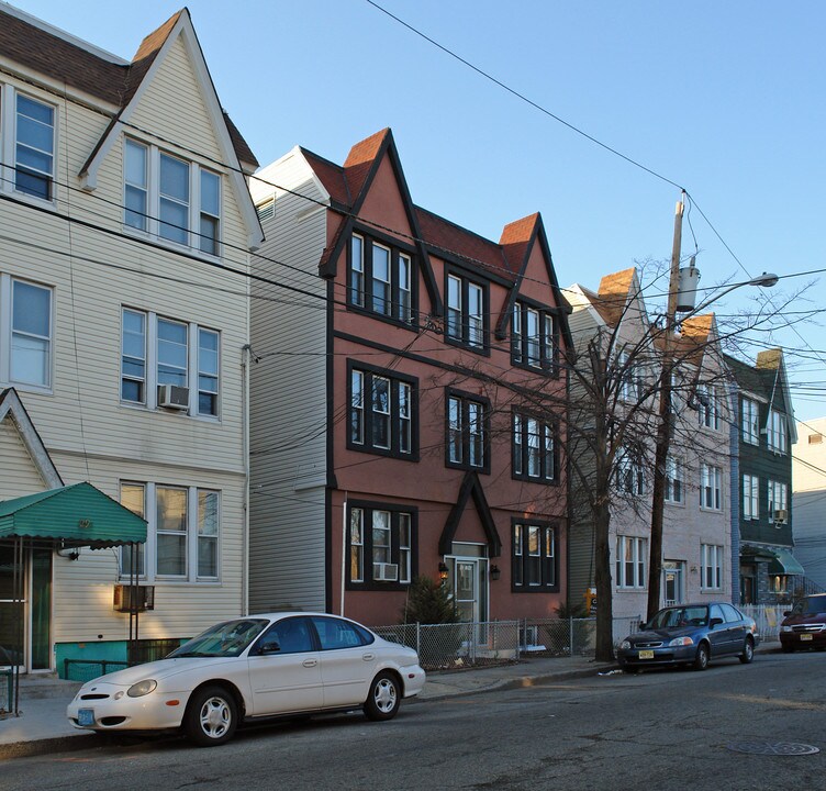 33 Long St in Jersey City, NJ - Building Photo