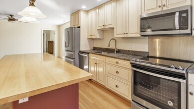 148 Main St in Westhampton Beach, NY - Building Photo - Building Photo