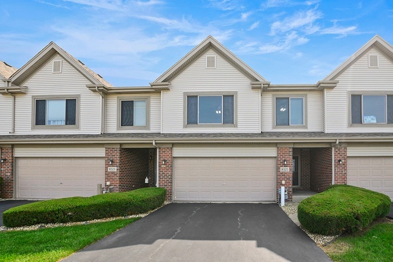 8325 Chestnut Ct in Frankfort, IL - Building Photo