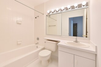 245 E 48th St, Unit 2A in New York, NY - Building Photo - Building Photo