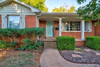 2433 Gladstone Terrace in The Village, OK - Building Photo - Building Photo
