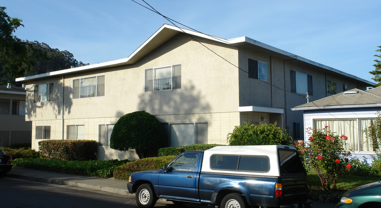 3227 Yosemite Ave in El Cerrito, CA - Building Photo