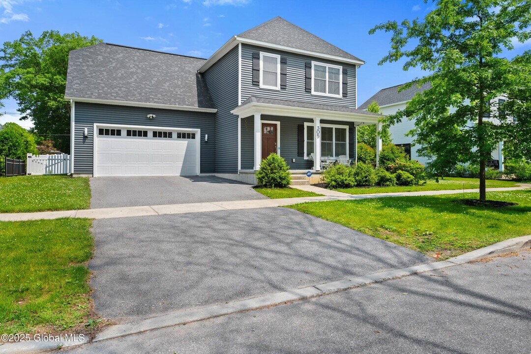 305 Circular St in Saratoga Springs, NY - Building Photo