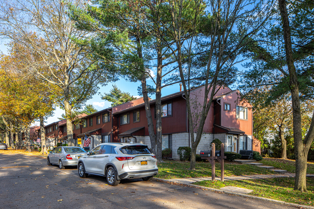 Oaks at La Tourette Condos in Staten Island, NY - Building Photo