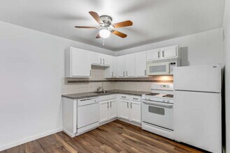 Viscount Apartments in Denver, CO - Building Photo - Building Photo