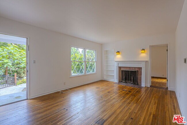 11924 Tennessee Pl in Los Angeles, CA - Building Photo - Building Photo